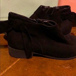 I am selling these boots size 3 and there’s a bow.